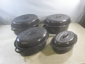 (EW4) Set of 4 Black Speckled Enamelware Oval Roasting Pans with Lids