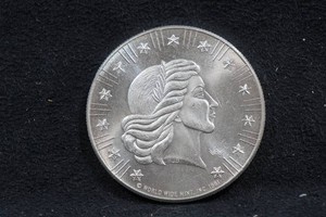 1981 World Wide Mint 1 Ounce Silver Coin