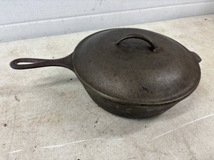 Lodge Cast Iron Pot with Lid