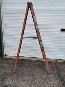 8 Fiberglass Step Ladder