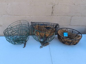 Lot of Wire Outdoor Hanging baskets