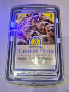 WILTON 3-Piece Cookie Sheet Set