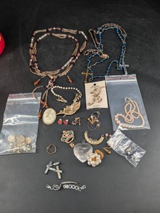 Costume Jewelry Mixed Lot - Necklaces, Brooches, Earrings & Pendants