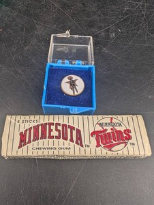 Minnesota Twins Baseball Pin & Chewing Gum