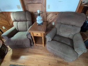 Reclining Chairs, End Table & Floral Glass Lamp Living Room Set