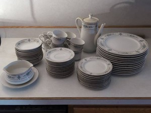 Elington Japan Fine Porcelain China Blue Floral Dinnerware Set