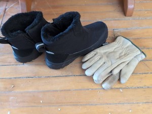 Insulated Winter Boots & Thinsulate Leather Gloves Mixed Lot