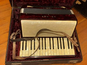 Hohner Verdi II Piano Accordion Red Pearl Finish With Hard Case