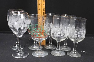 Christmas Deer, Holly & Gold-Rimmed Glassware Mixed Lot