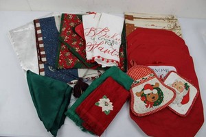 Christmas Holiday Textiles, Table Linens, Towels & Stockings Mixed Lot