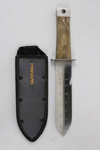 Fiskars Serrated Garden Digging Knife With Sheath