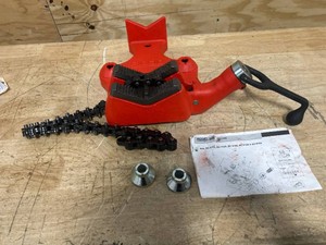 $872 Ridgid Top Screw Bench Chain Vise   12in. to 8in. Pipe Capacity, Cast Iron, Model# 632-40215- AS IS